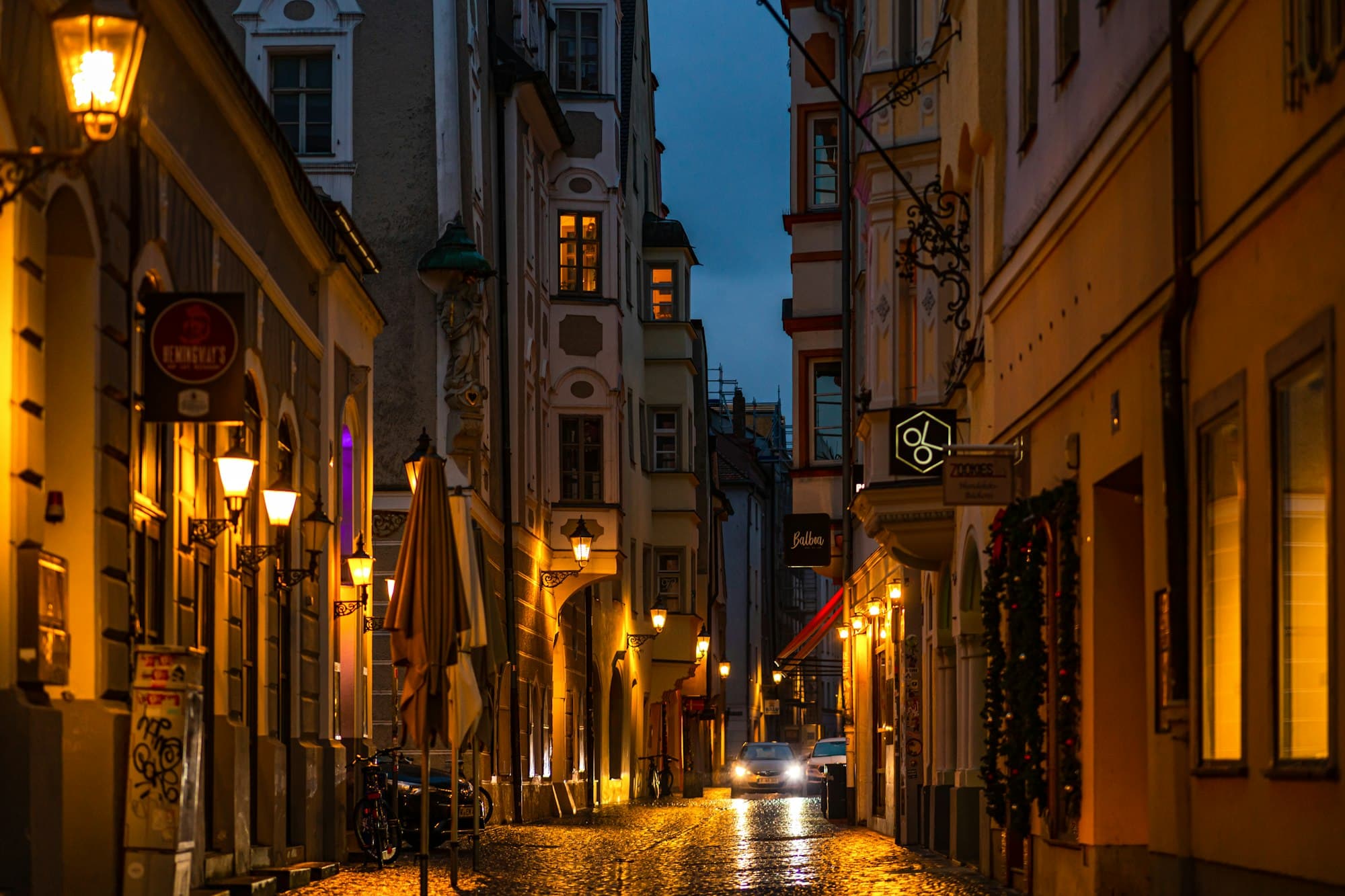 Enge Altstadtgasse in Regensburg in der Dämmerung
